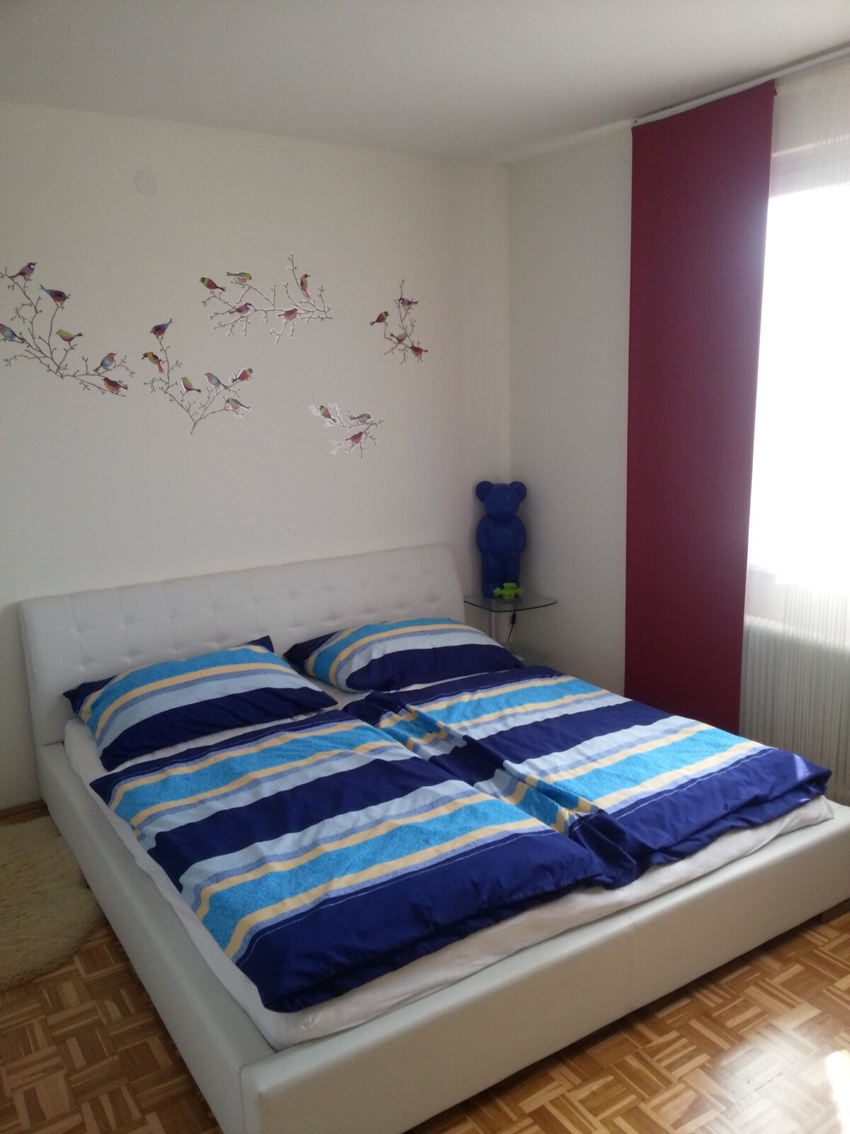 Spálňa so  šatníkom, televízorom a hi-fi.