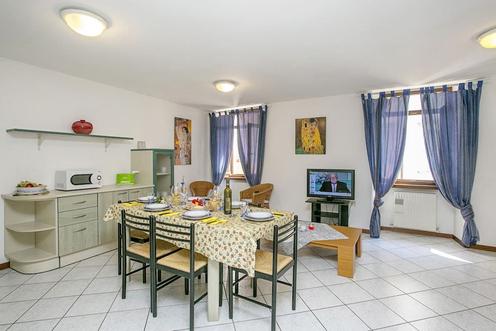 The spacious livingroom