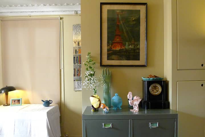 Okrenut prema ulaznim vratima, pregrada koja odvaja ulaz od kuhinje.