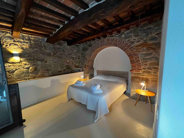 Dormitorio con una cama matrimonial