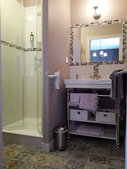 Salle d'eau avec douche, lavabo, sèche serviettes, sèche cheveux...