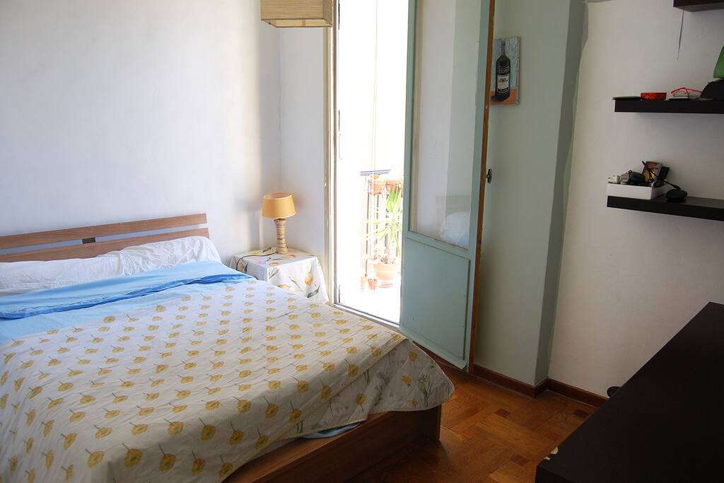 Bedroom/Chambre:
Leading onto terrace/Donnant sur le balcon