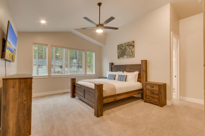 חדר שינה ראשי עם מיטת קינג סייז וטלוויזיה עם מסך שטוח