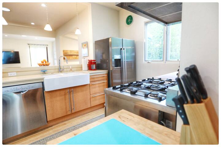 Modern House with Pool (steps to Beverly Hills) gallery image 4