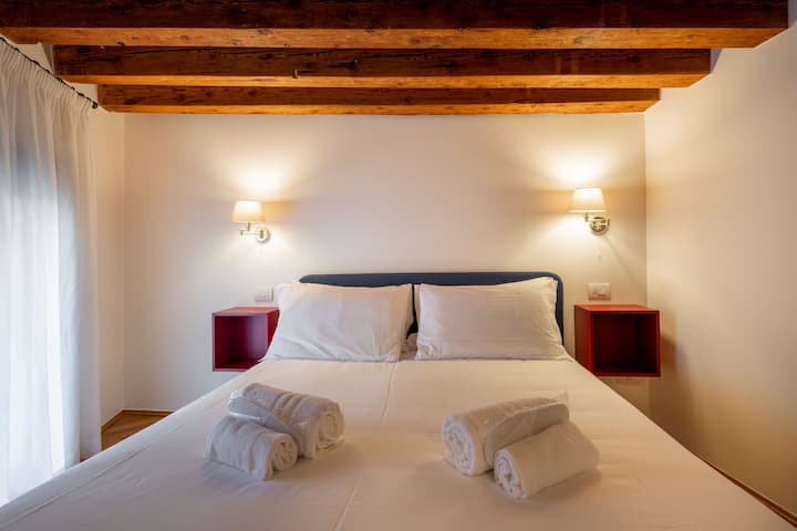 El dormitorio principal con cama doble y aire acondicionado.