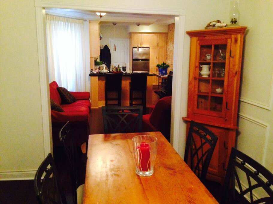 Dining room. Seat 6 comfortably
