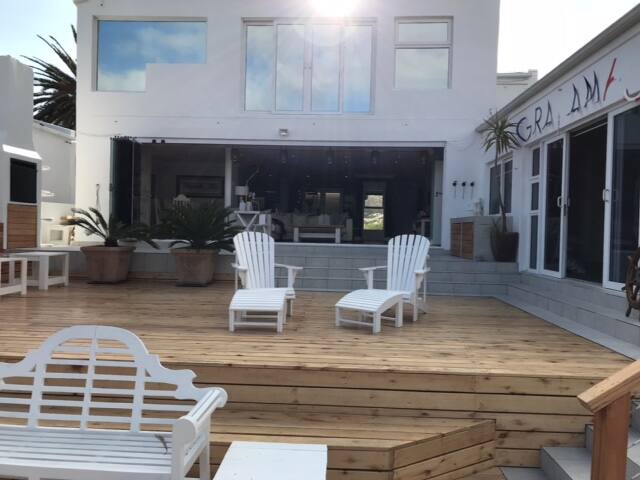 Living in the View on the Marina. gallery image 3