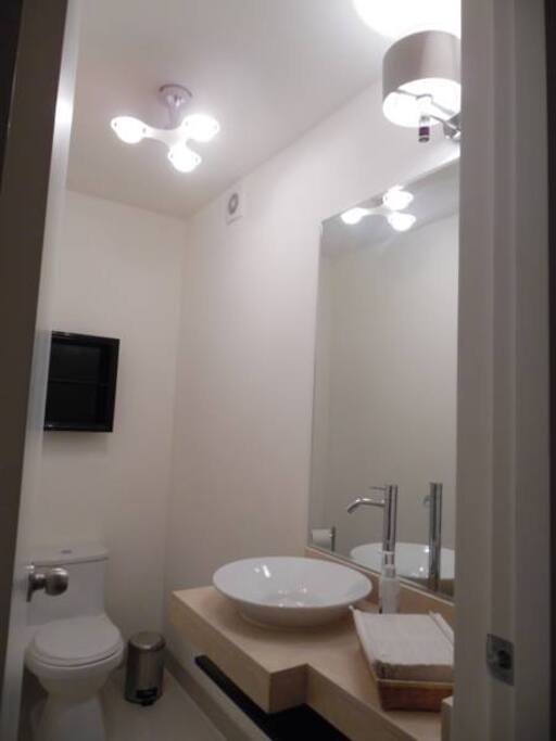Baño del 1er piso, bonito y amplio.