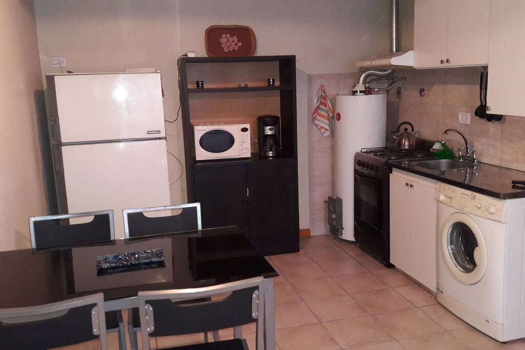 Cocina con horno, estractor, termotanque ( el lavarropas no funciona ) todo IMPECABLE!!!!!