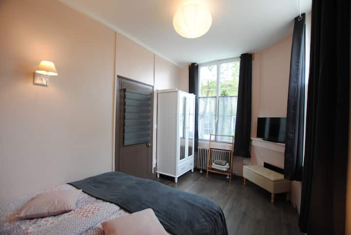 חדר שינה 1 בקומת הקרקע - מיטה 140 x 190 