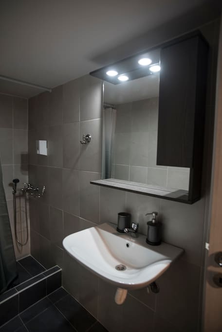 modern bathroom with shower, fully equiped (shampoo, utilities, towels, hair dryer)