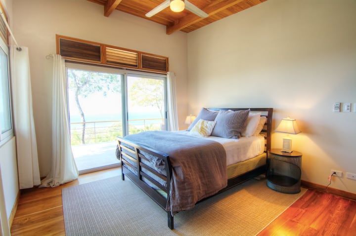 Das Hauptschlafzimmer verfügt über ein neues Kingsize-Bett (2019 gekauft). Es gibt eine Klimaanlage in allen Schlafzimmern, obwohl die meisten Gäste die schöne Brise durch die abgeschirmten Fenster bevorzugen.