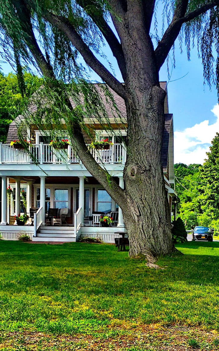 Beautiful Seneca Lake House on Plum Point Cottages for Rent in Himrod