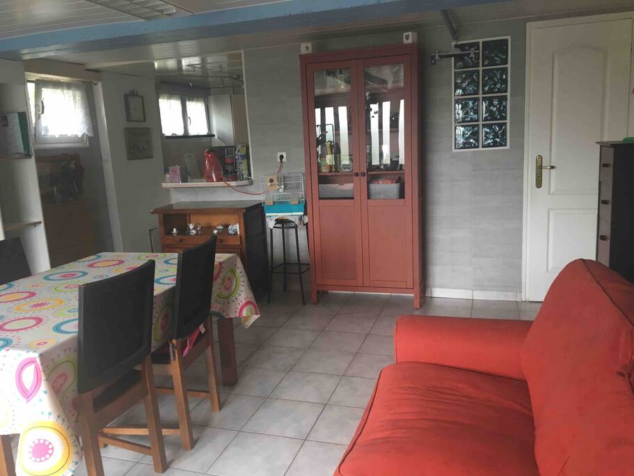 Salle commune ,coin repas , canapé,toilettes/douche .