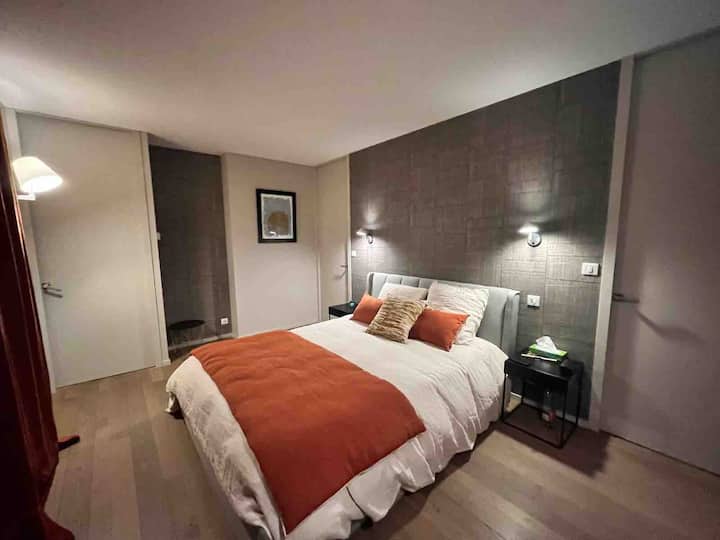 ห้องนอนอยู่ชั้นล่างเตียง 160 x 200 ห้องน้ำ (อ่างอาบน้ำฝักบัวโต๊ะเครื่องแป้งสำหรับ 2 คน) และห้องแต่งตัวส่วนตัว ติดดาดฟ้า/สระว่ายน้ำที
วี 