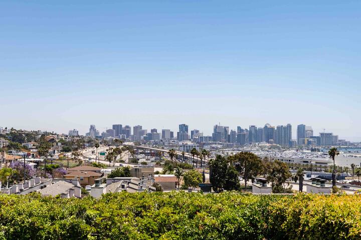 Sophisticated Designer Home w/ Guest House & Pool! gallery image 3