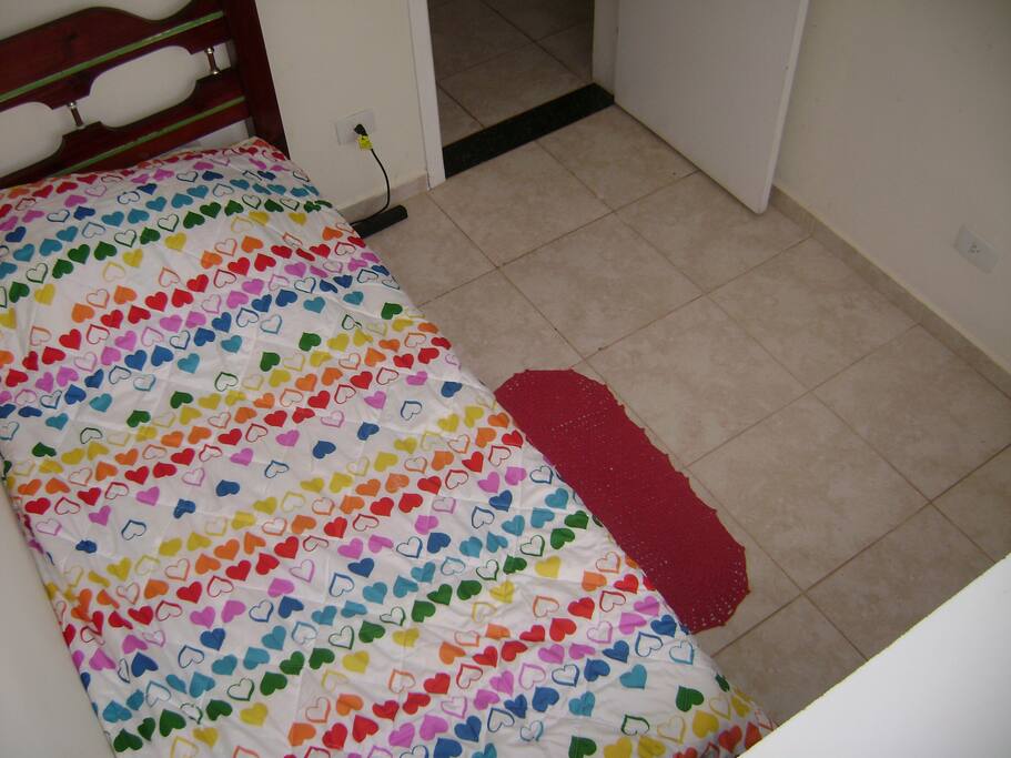 Quarto ventilado, sol da manhã. Colchão de solteiro caso necessite.