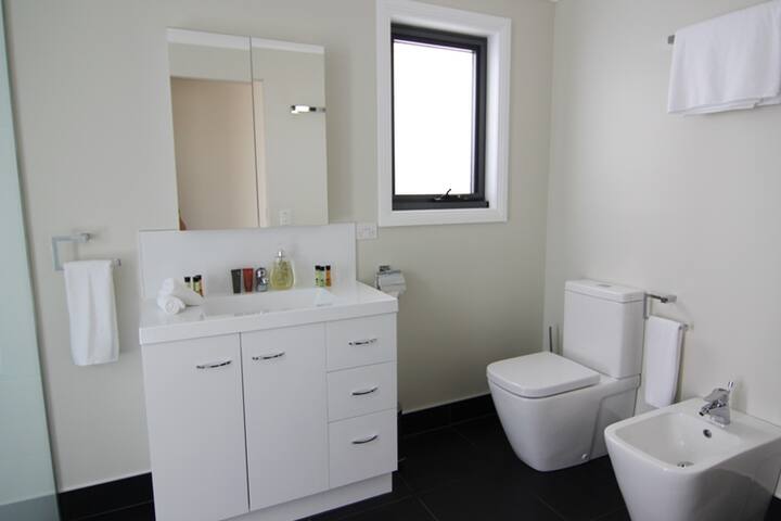 SEA EAGLE COTTAGE Luxury at the Bay of Fires gallery image 5