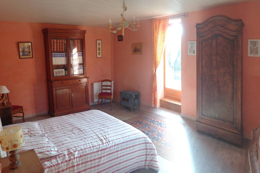 Chambre vue 2 (porte-fenêtre vers jardin privé)