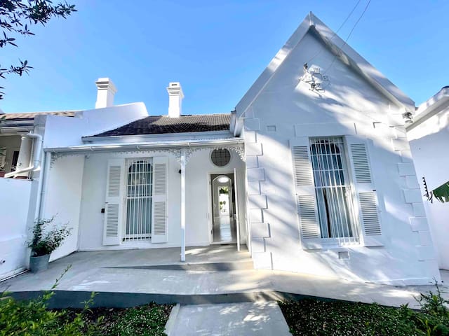 Classy and relaxing home in Tamboerskloof gallery image 4