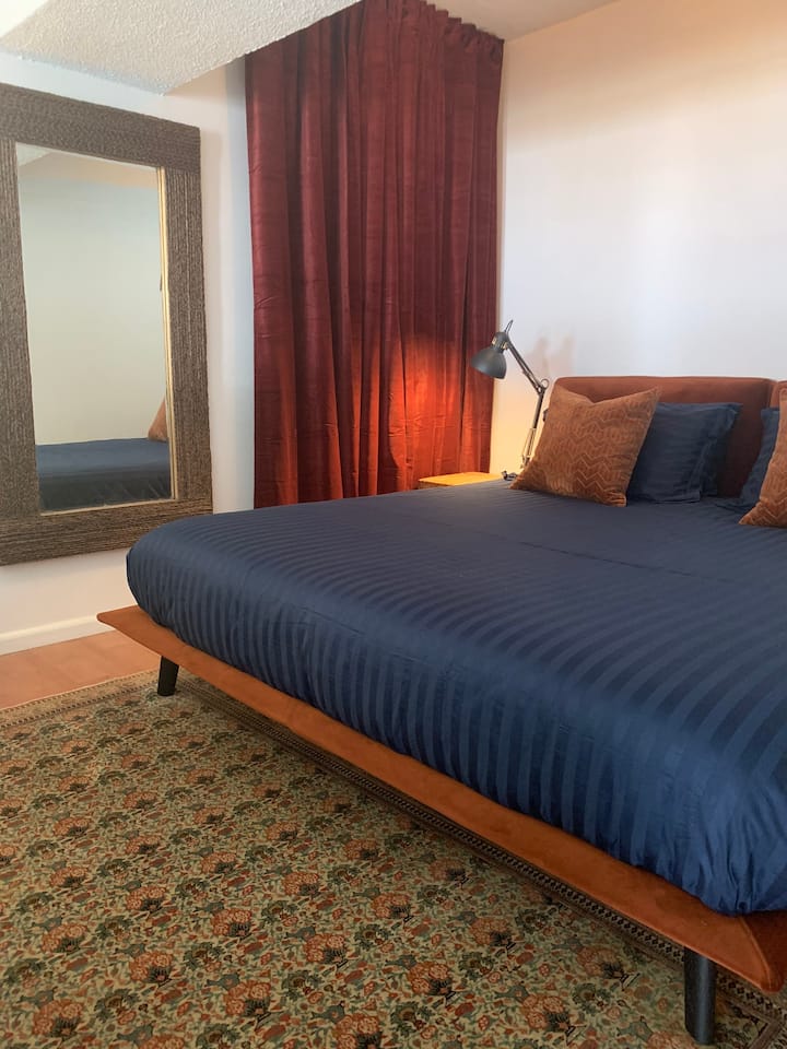 מיטת קינג סייז עם מצעים אורגניים 