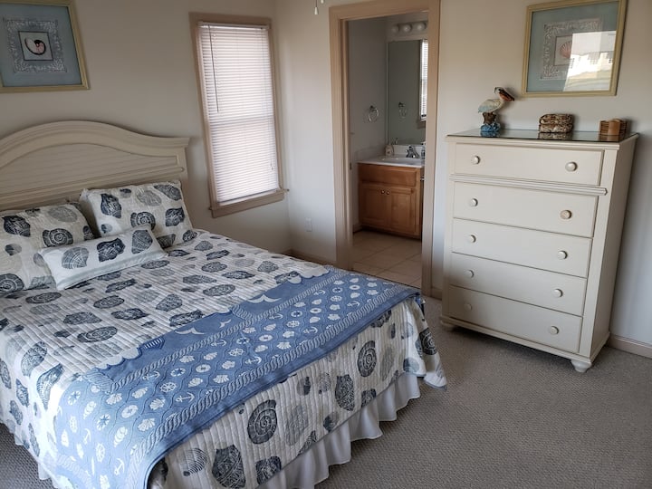 1-ва спална соба во предниот дел на куќата со брачен кревет и приватна бања со тоалет.