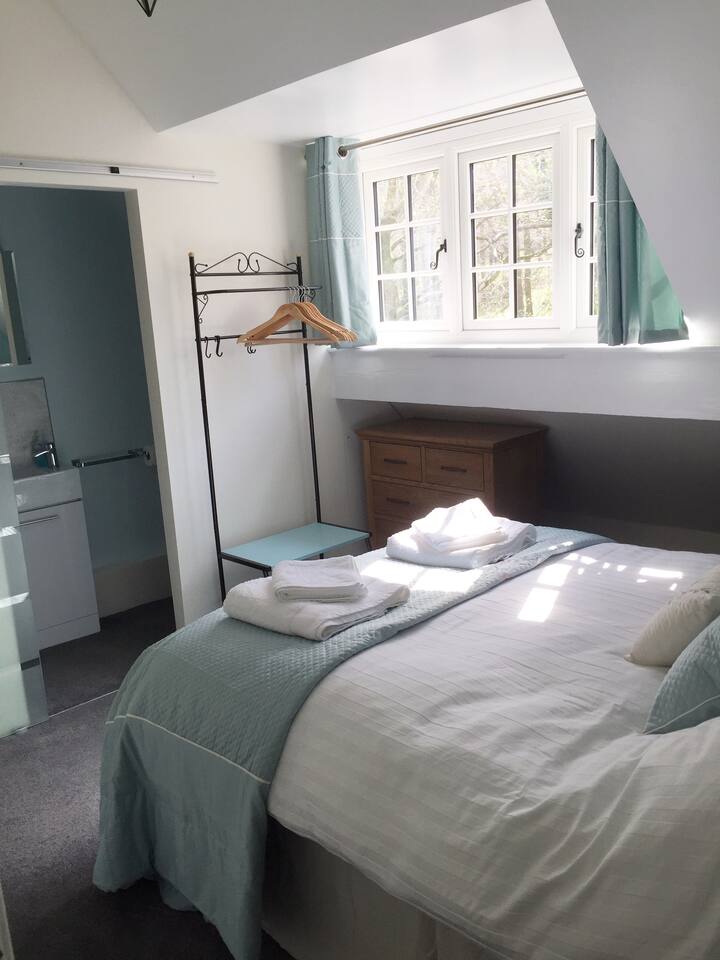 Dormitorio 1: doble con baño privado (piso superior)