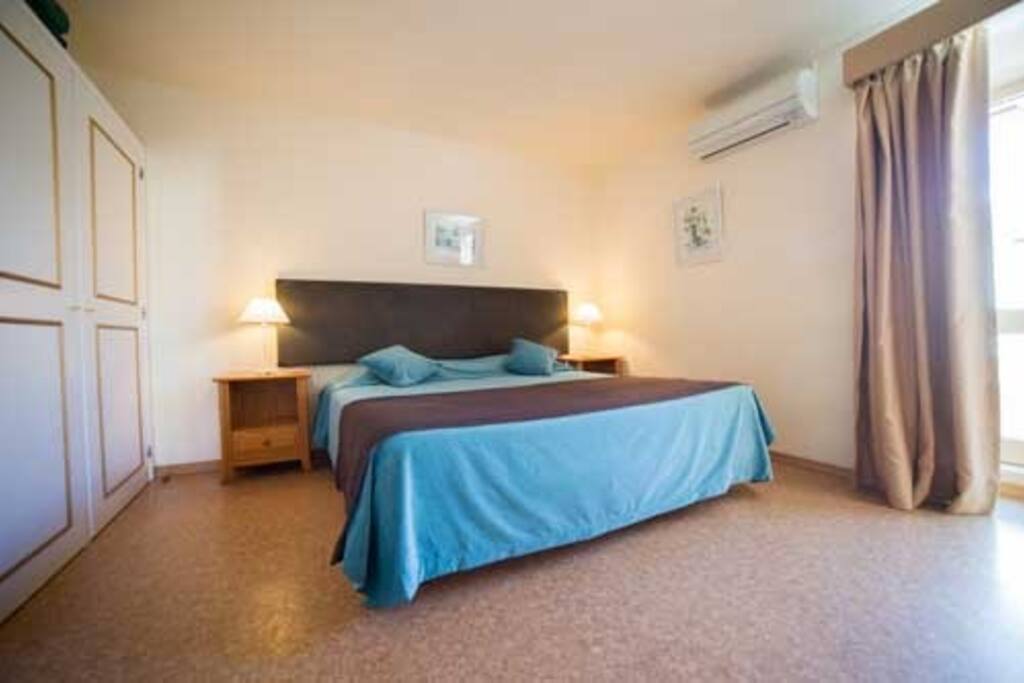 Master bedroom with either king size bed or twin beds.