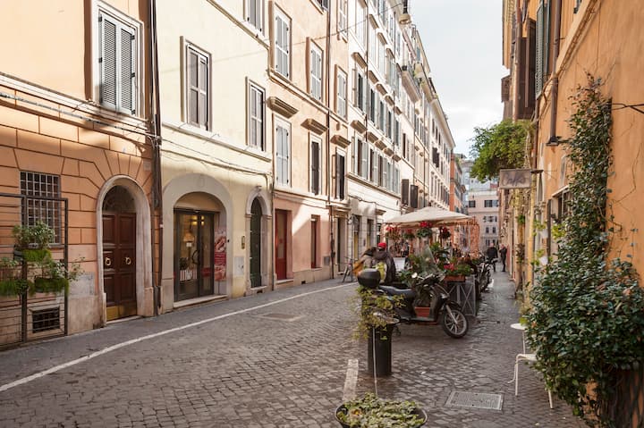 Stroll to the Colosseum from a Cozy, Quiet Home