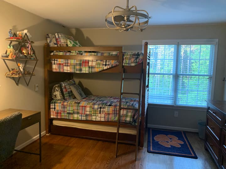 dormitorio en la planta superior con literas individuales más una cama nido doble.