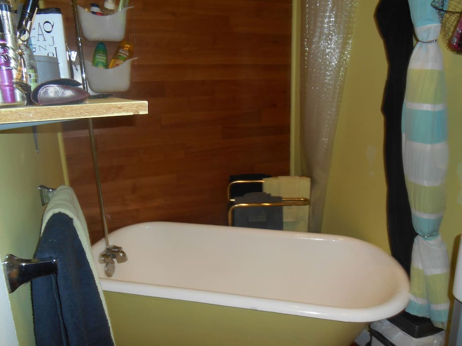 CLAWFOOT TUB