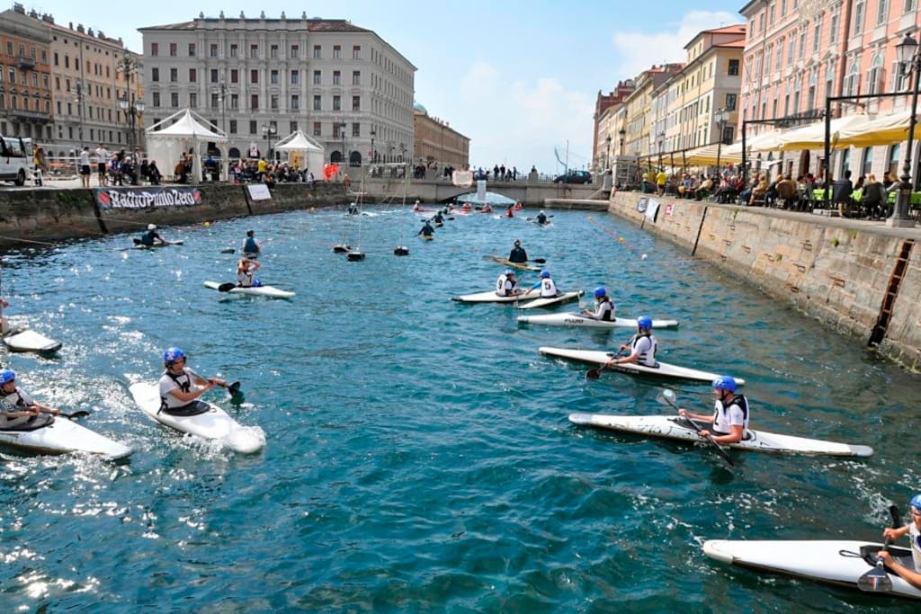 Un torneo di canoa polo sotto casa, uno dei tanti eventi dell'anno.
A pole canoe tournament under the house, one of the many events of the year.