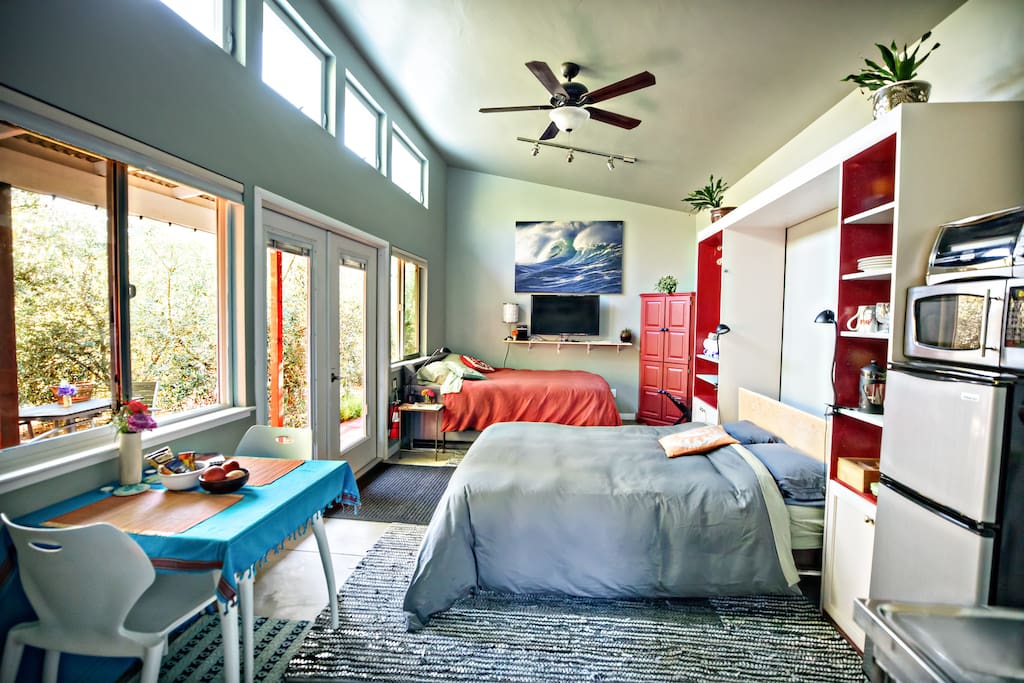 The building bright and airy. Many of our Guests have commented on its "great energy" and "positive vibe." And the feeling that you are "away in the country." It is a loft with high ceilings and a ceiling fan.