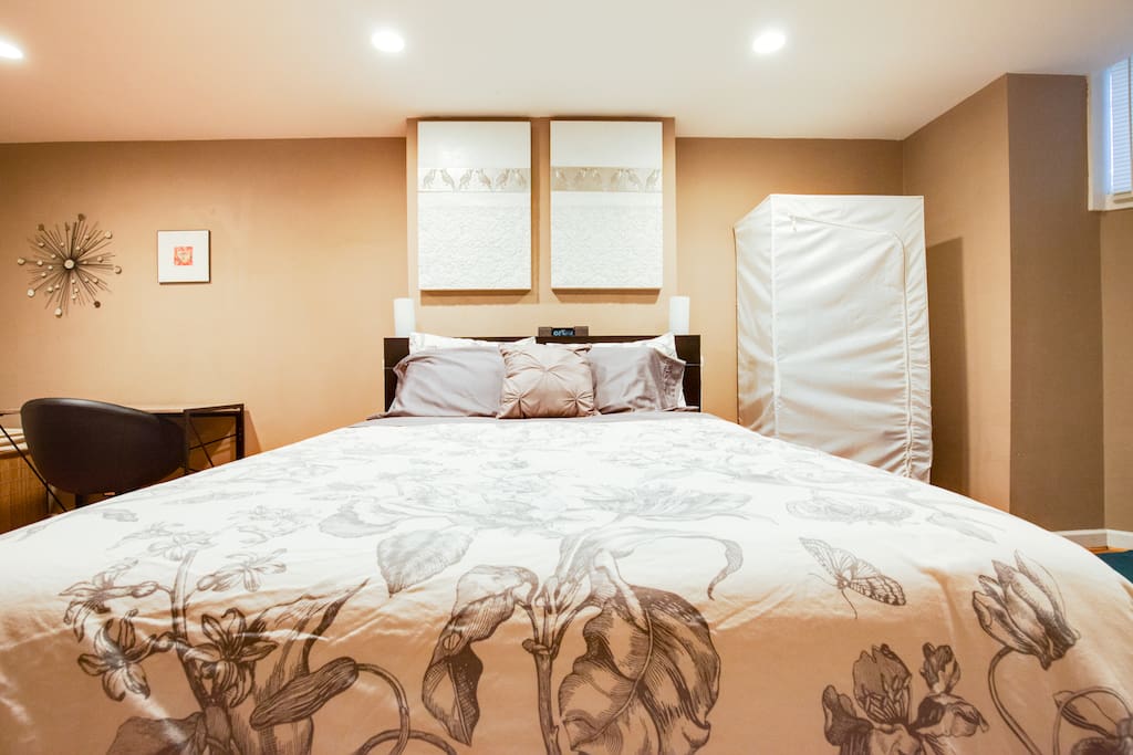 Comfy queen bed!
