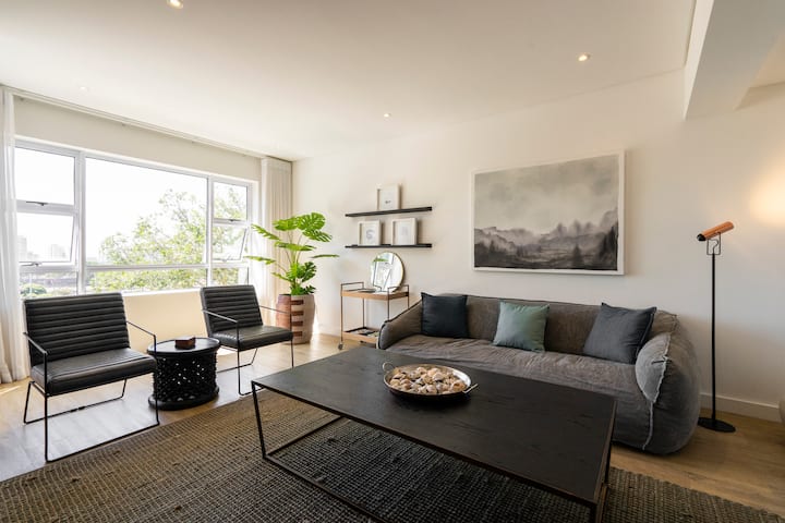 Прозорците са добре запечатани с двойни стъкла, за да се сведе до минимум шумът на улицата