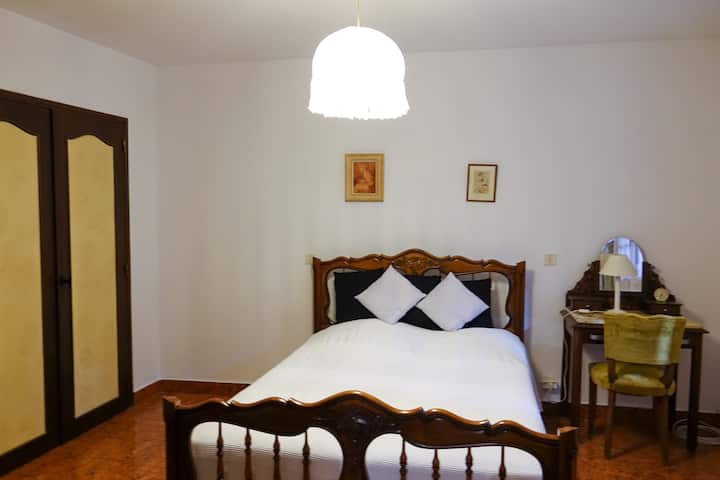 מיטה זוגית בחדר השינה, שפע של מקום אחסון