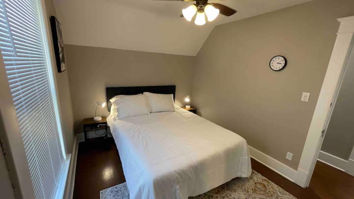 غرفة نوم ثانية في الطابق العلوي بسرير بحجم ملكي وخزانة ملابس وواي فاي سريع.