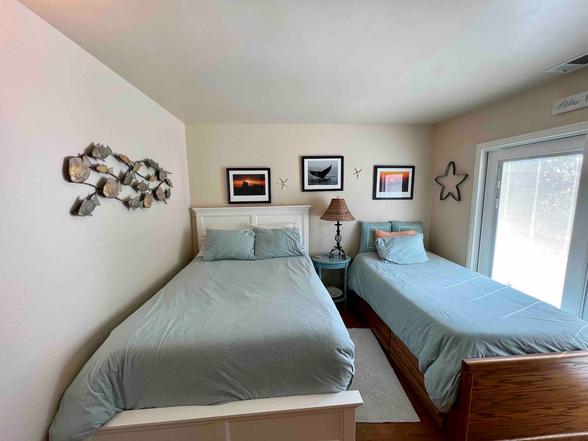 Druhá spálňa s plnohodnotnou posteľou a samostatnou posteľou. Jednolôžko v šatníku. Káblová televízia/DVD prehrávač. Posuvné dvere do novo upravenej záhrady na dvore. 