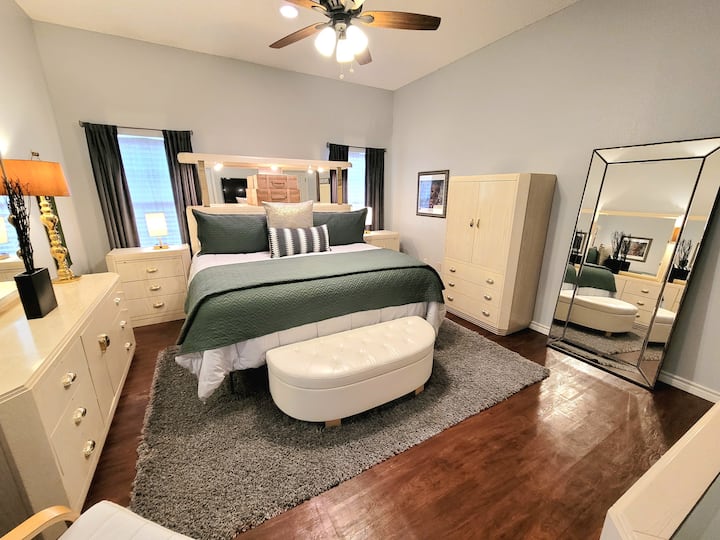 Kitanda aina ya King katika Master