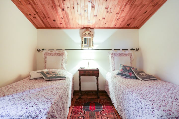 Спалня 4 (горе - две единични)