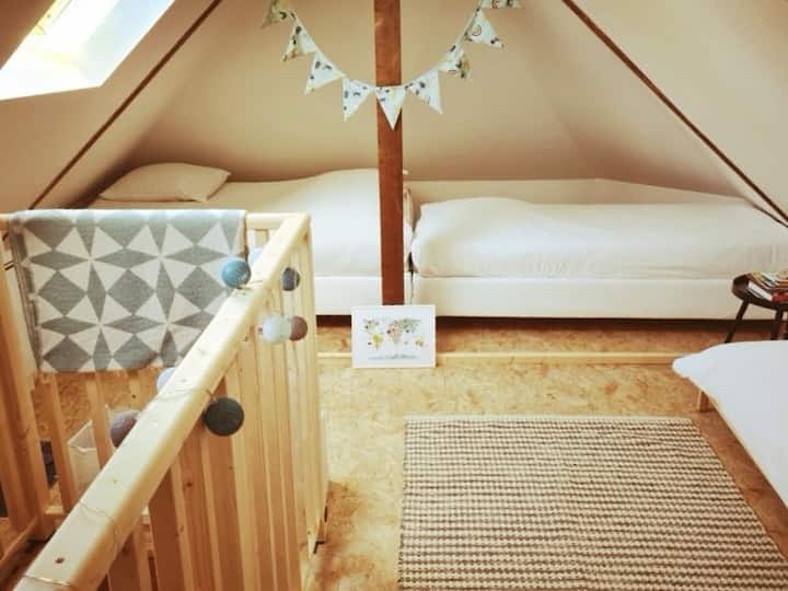 Dormitorio/sala de juegos con 5 camas 