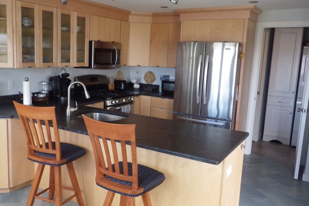 Fully equipped Kitchen with breakfast bar and Table for four