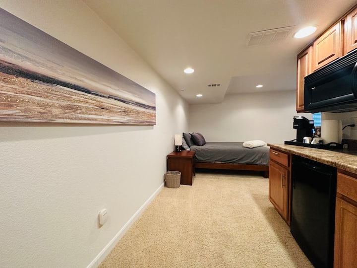 חדר שינה במרתף - מיטת קווין, מטבחון וחדר רחצה צמוד