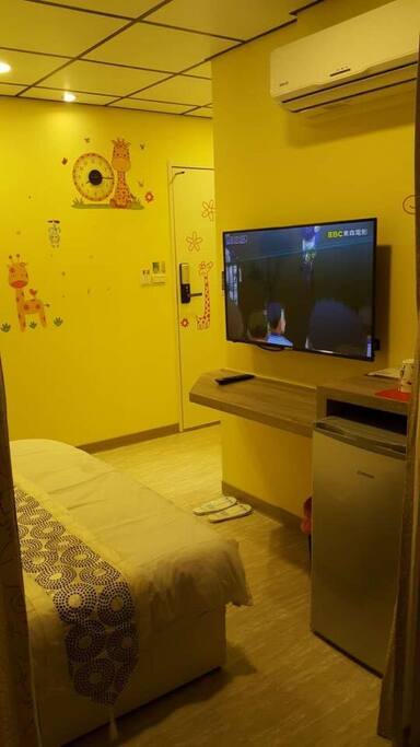 43吋大電視,書寫旅遊日誌小桌平台