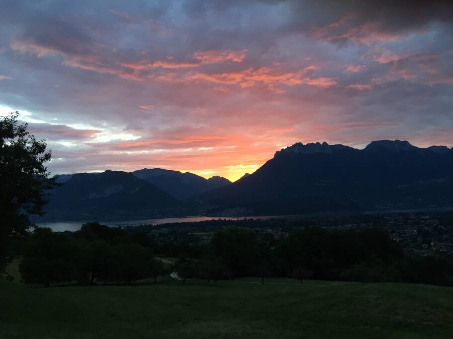 Vue panoramique sur le lac depuis le devant de la résidence