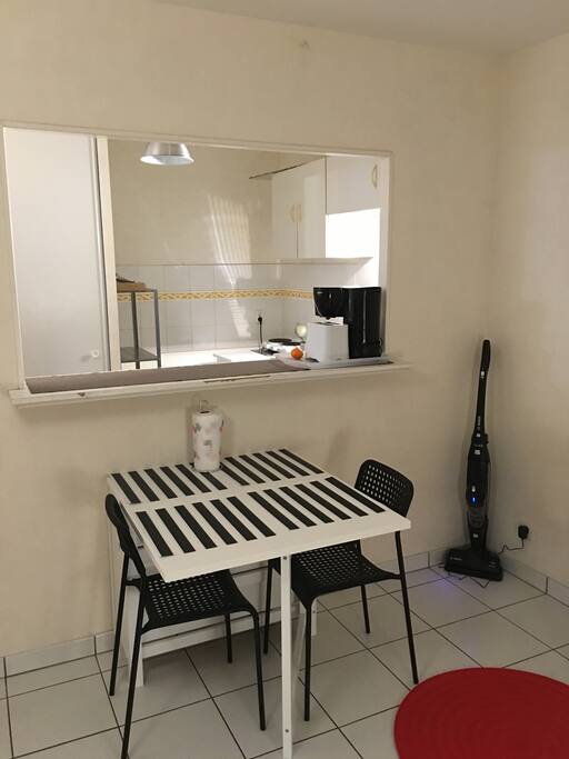 Une table pouvant accueillir 6 convives