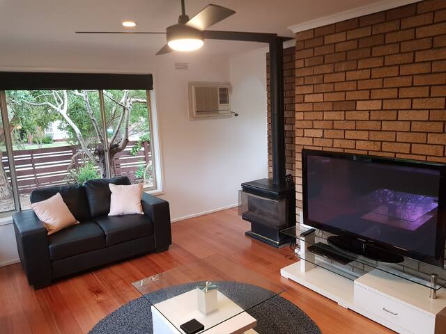 500M To Beach – See the Floorplan – Pet Friendly! gallery image 4