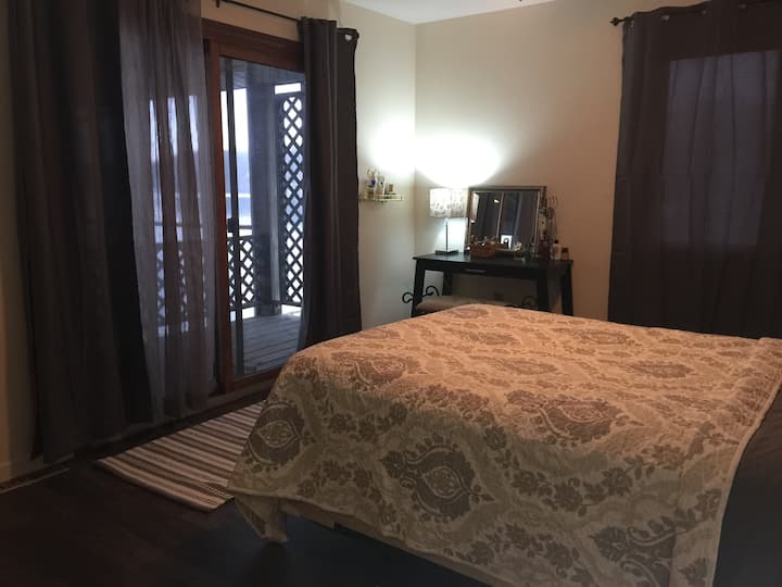 Მთავარი საძინებელი, რომელიც აივანთან ერთად ტბას გადაჰყურებს