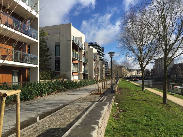 Apartment on the banks of the Vilaine, city center, with garage