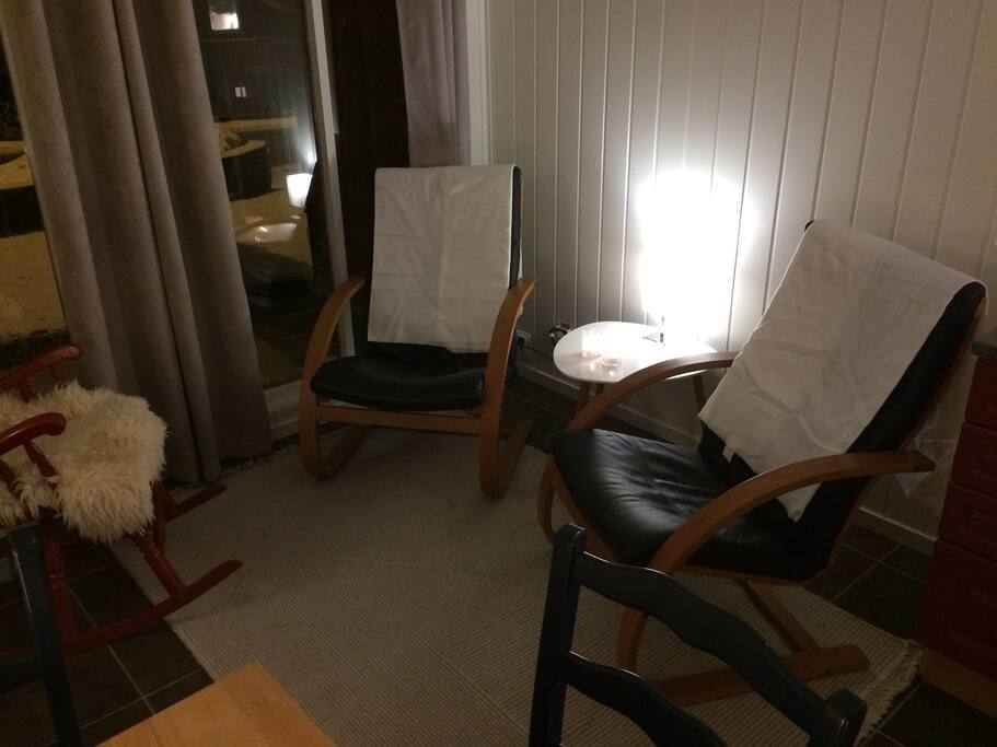 Trivelig stue med store vindu.